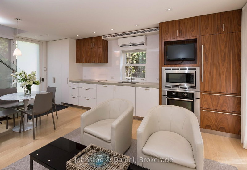 400 - 78 Roxborough Street E