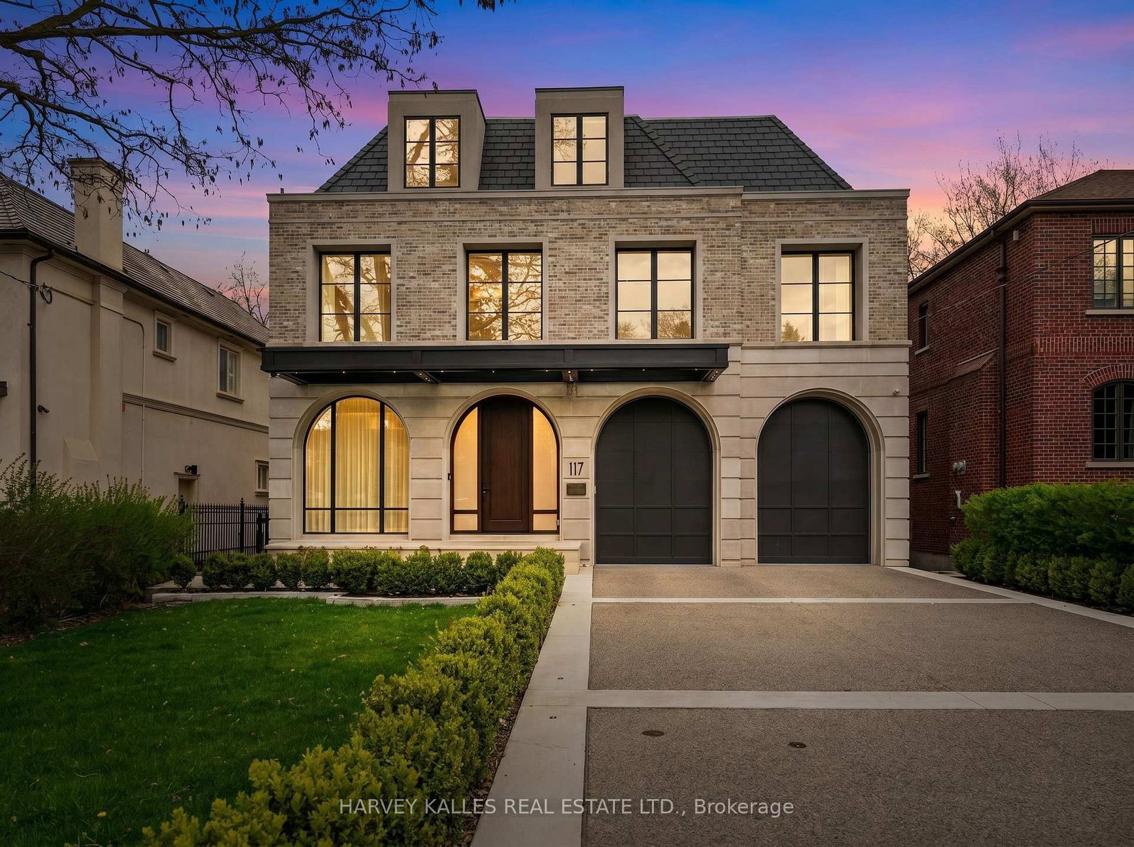 117 Yonge Boulevard • Toronto, ON photo 1
