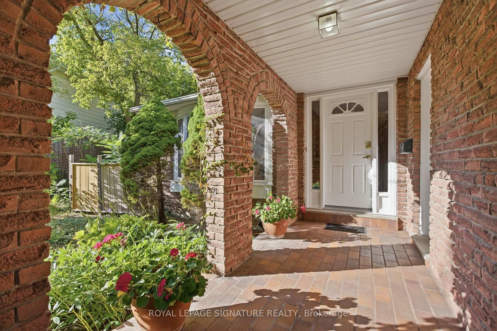 20 Wellesbourne Crescent • Toronto, ON photo 2