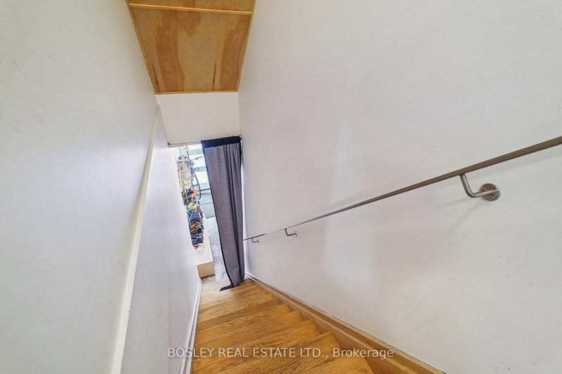 890 Queen St W photo 4