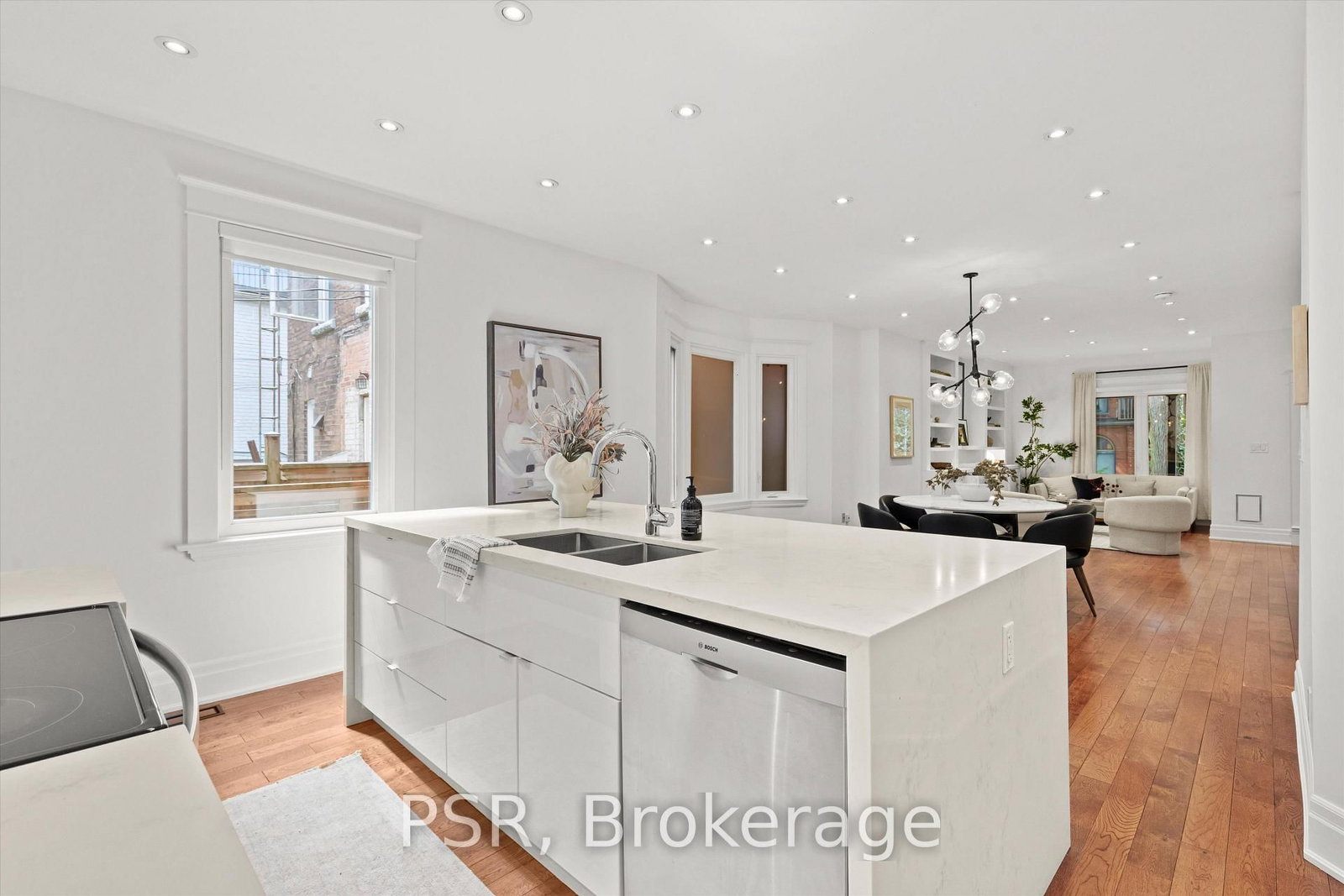 16 Mackenzie Crescent • Toronto, ON photo 14