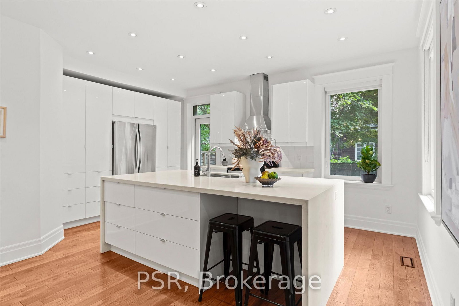 16 Mackenzie Crescent • Toronto, ON photo 15