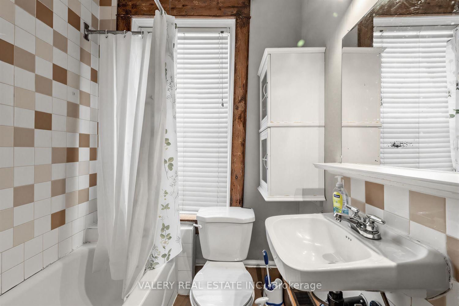 472 Crawford Street • Toronto, ON photo 23