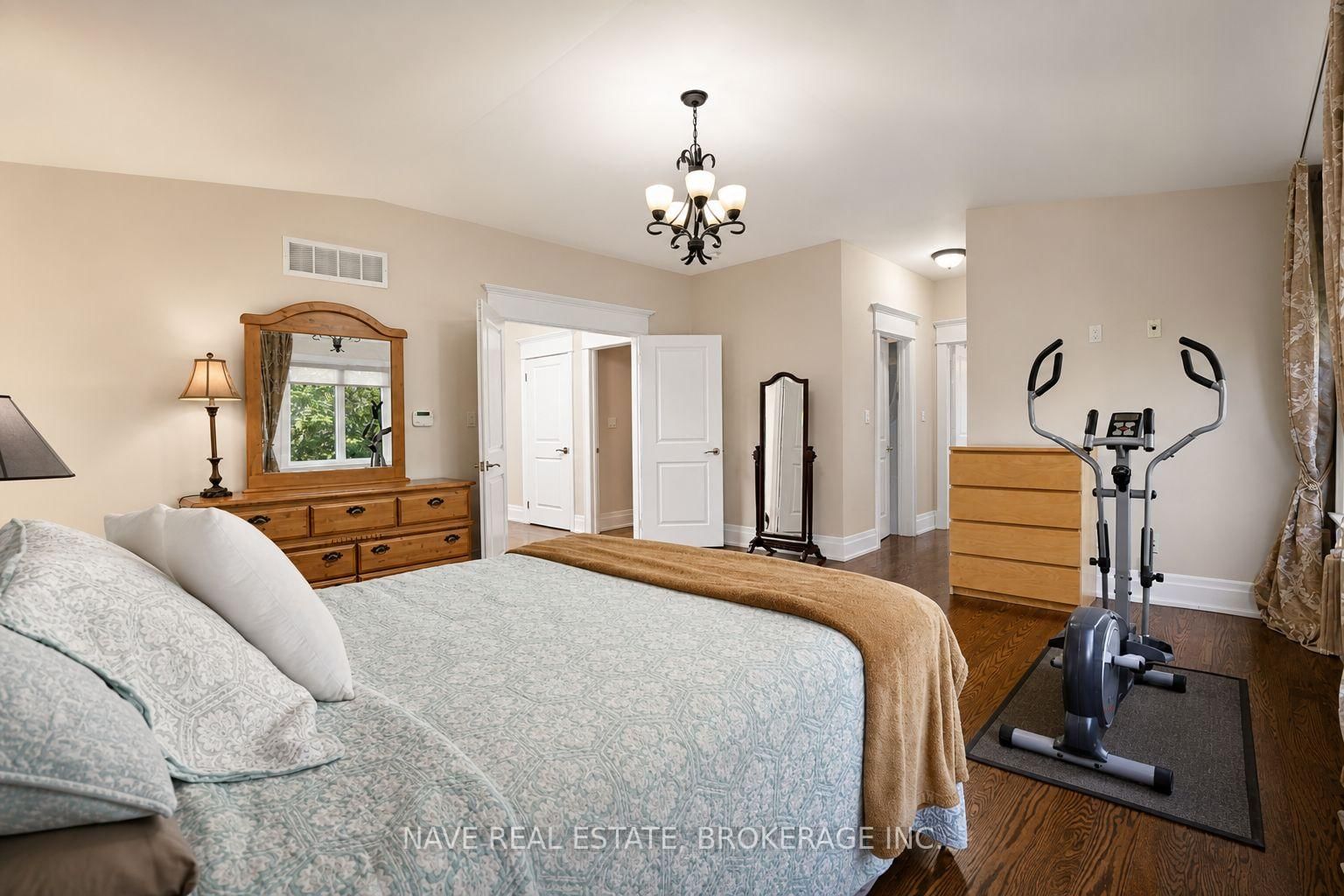 136 Homewood Avenue • Toronto, ON photo 26