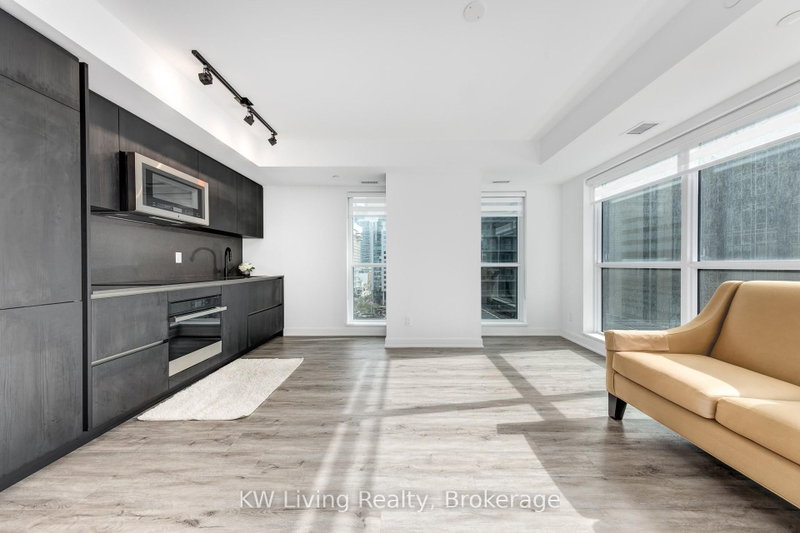 902 - 327 King Street W