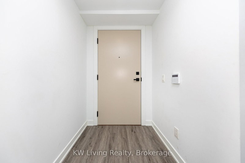 902 - 327 King Street W