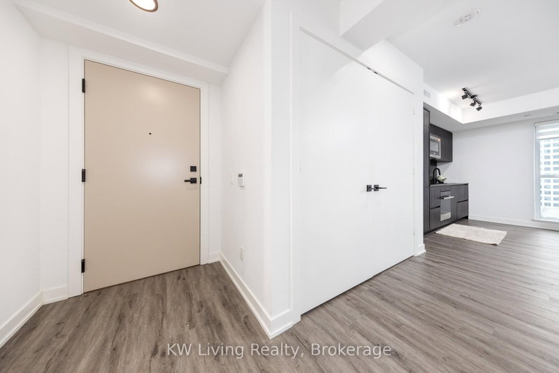 902 - 327 King Street W