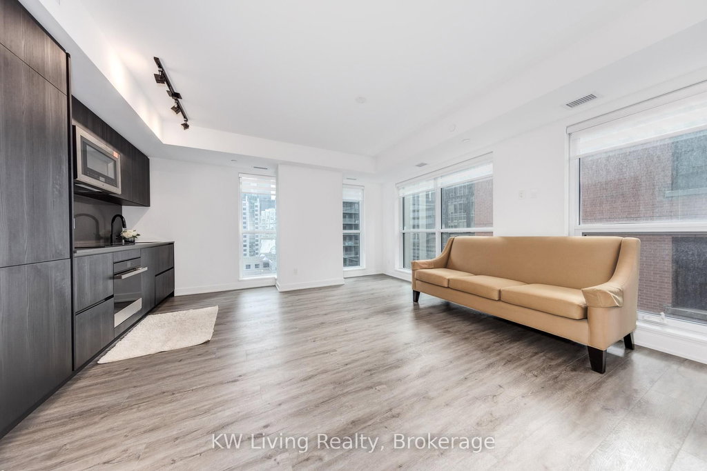 902 - 327 King Street W 4
