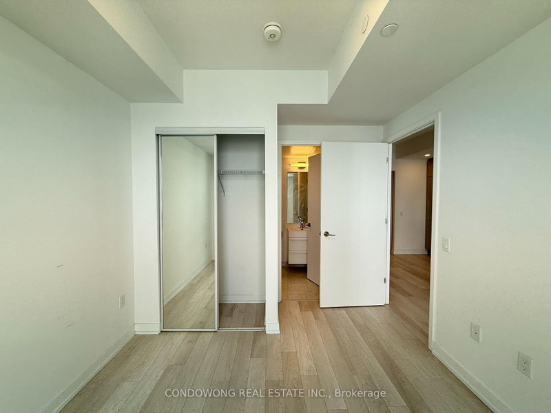 39 Roehampton Ave photo 5