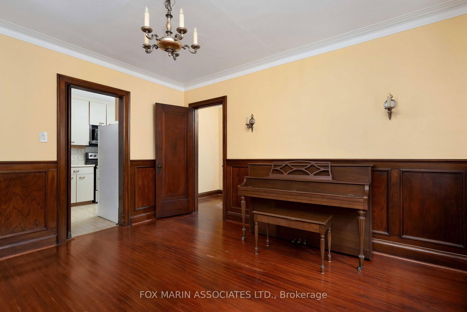 26 Claxton Boulevard • Toronto, ON photo 12