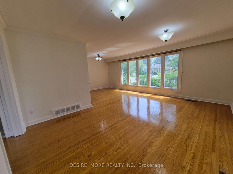 288 Betty Ann Toronto,ON M2R 1B1 — Photo 5