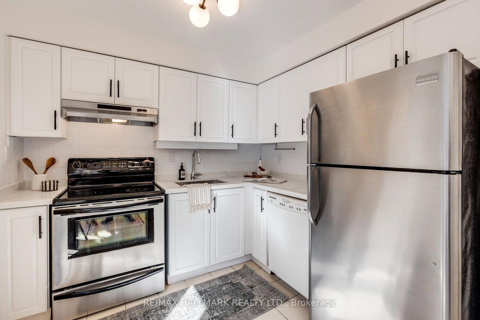 599 Roehampton Avenue • Toronto, ON photo 9