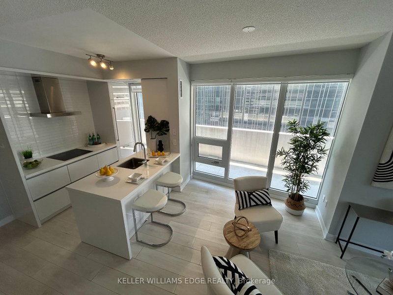 809 - 2221 Yonge Street