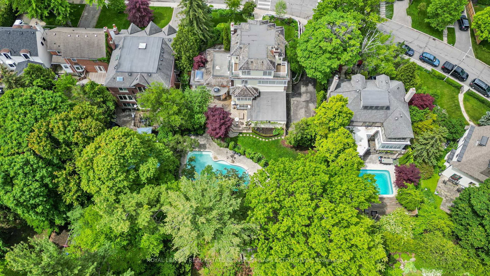 25 Strathgowan Crescent • Toronto, ON photo 8