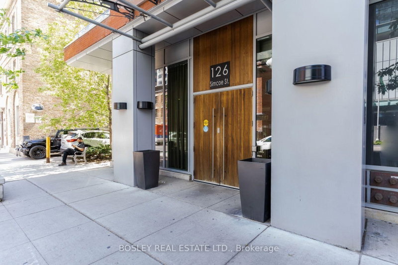 1302 - 126 Simcoe Street