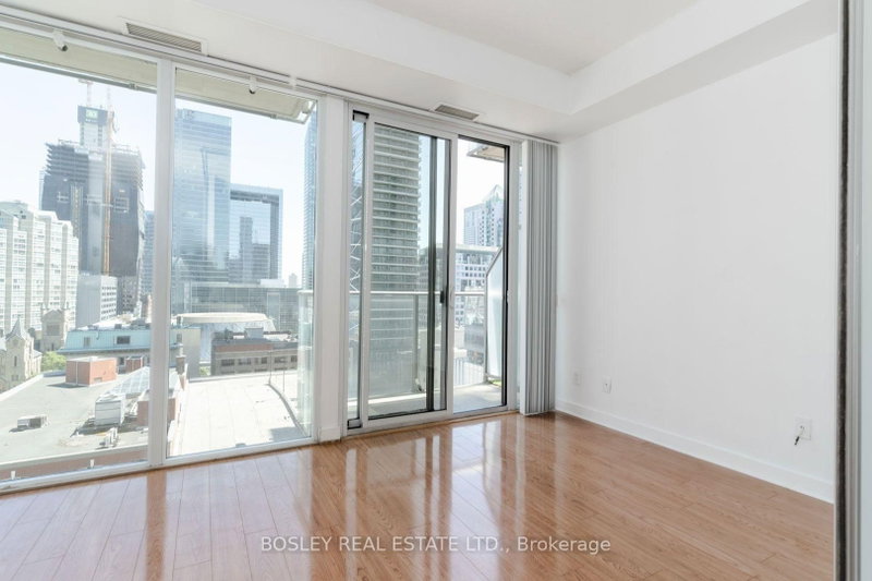 1302 - 126 Simcoe Street