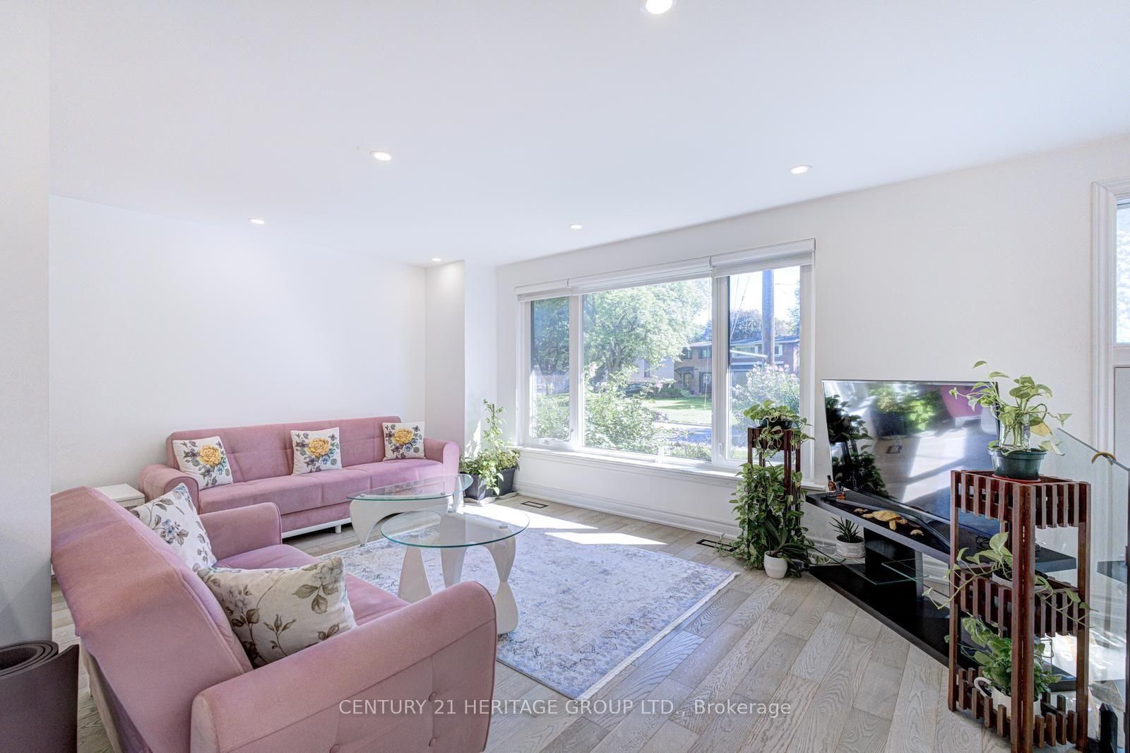 117 Marbury Crescent • Toronto, ON photo 6