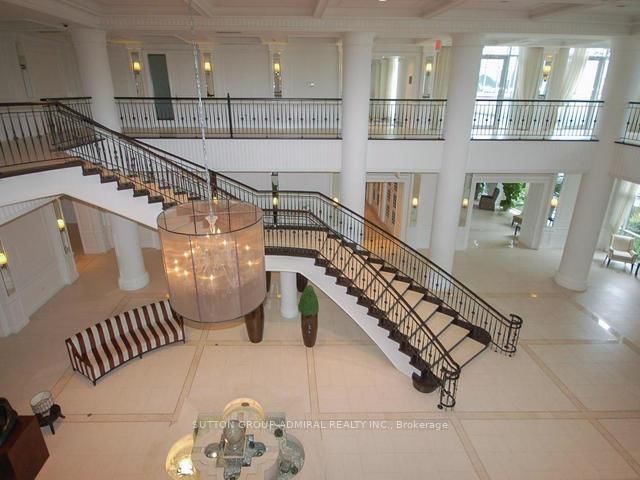 912 - 15 Greenview Avenue