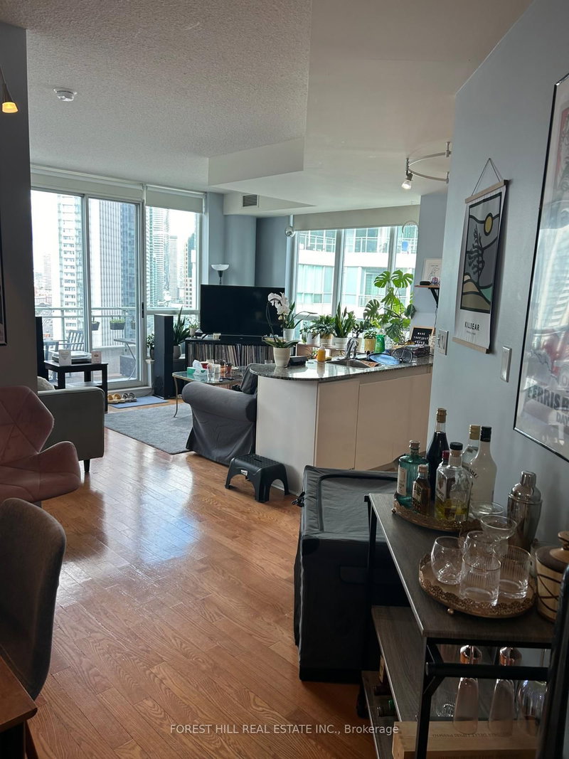 2512 - 230 Queens Quay Avenue W