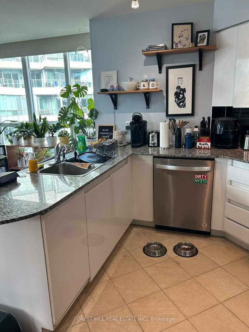 2512 - 230 Queens Quay Avenue W
