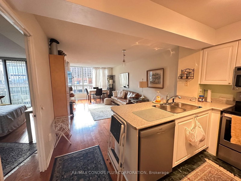 905 - 750 Bay Street