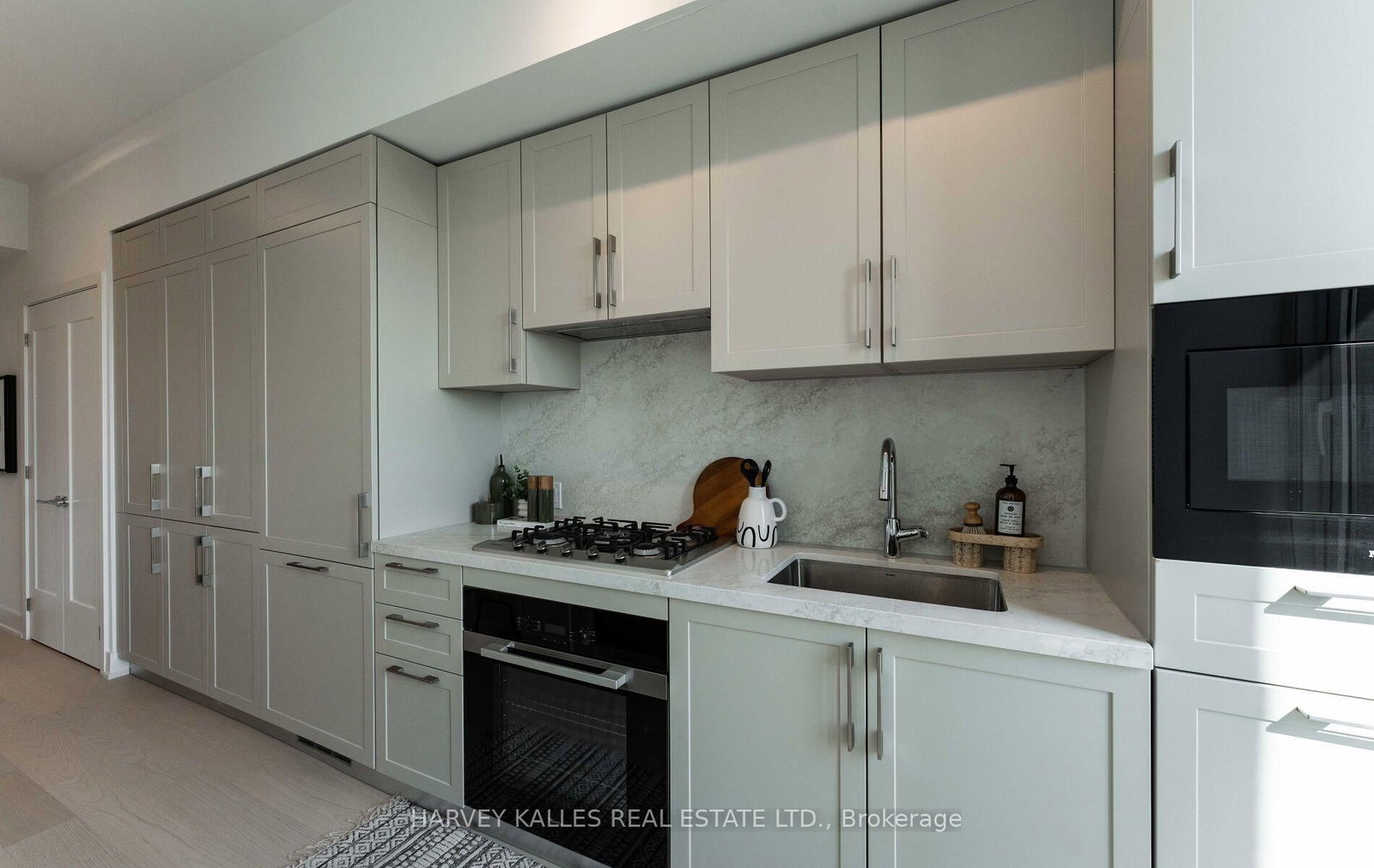 8 Manor Road W • #LPH2 • Toronto, ON photo 12