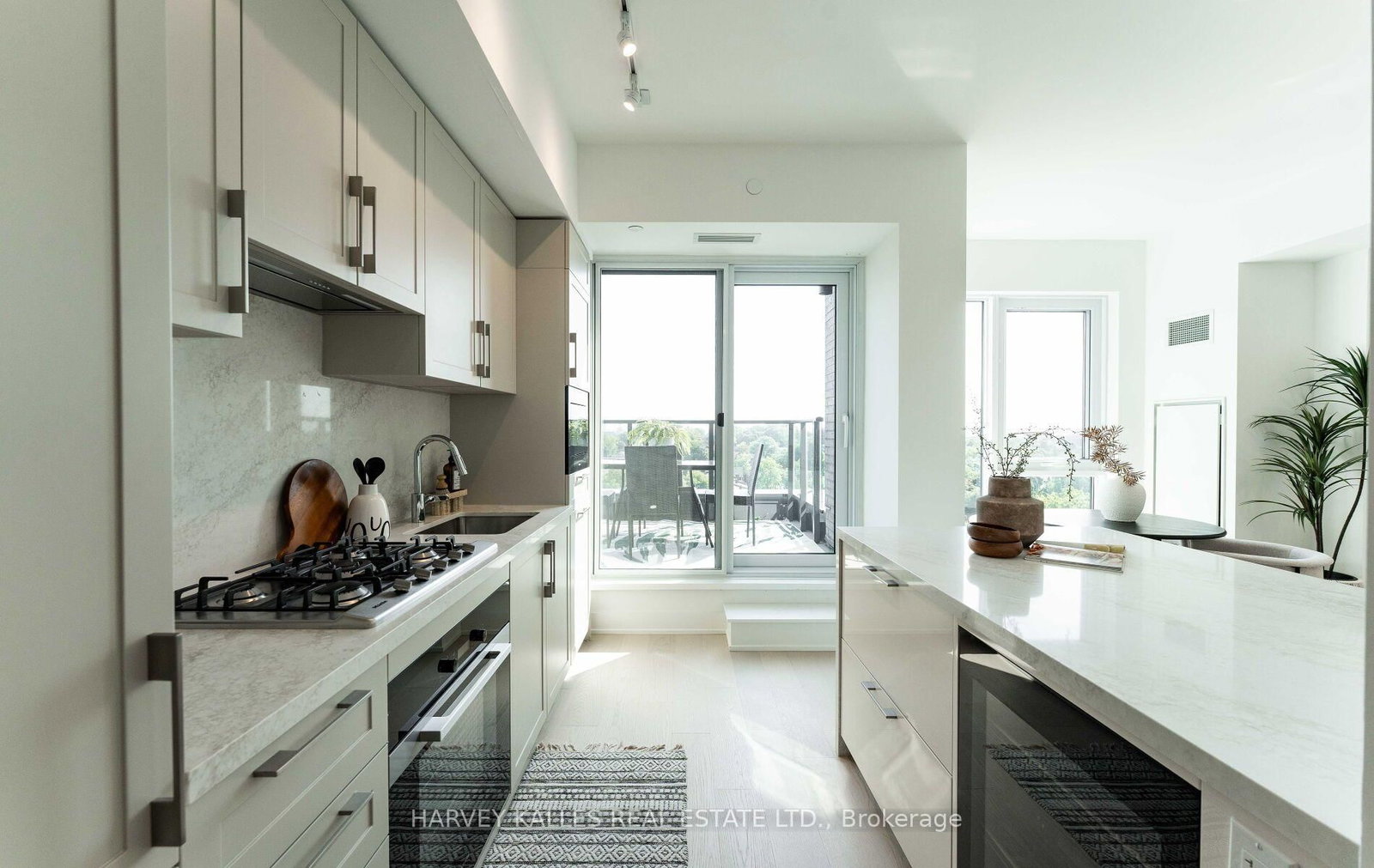 8 Manor Road W • #LPH2 • Toronto, ON photo 13