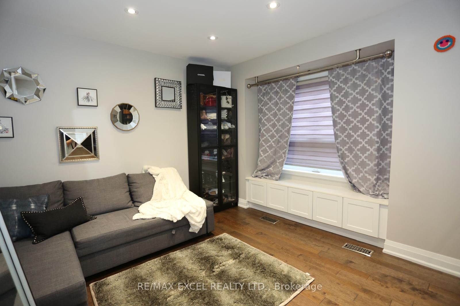 16 Aldenham Crescent • Toronto, ON photo 5