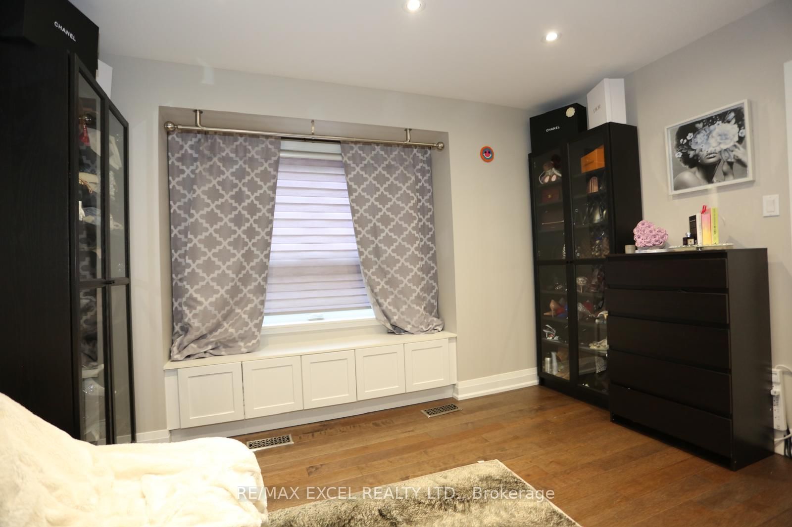16 Aldenham Crescent • Toronto, ON photo 6