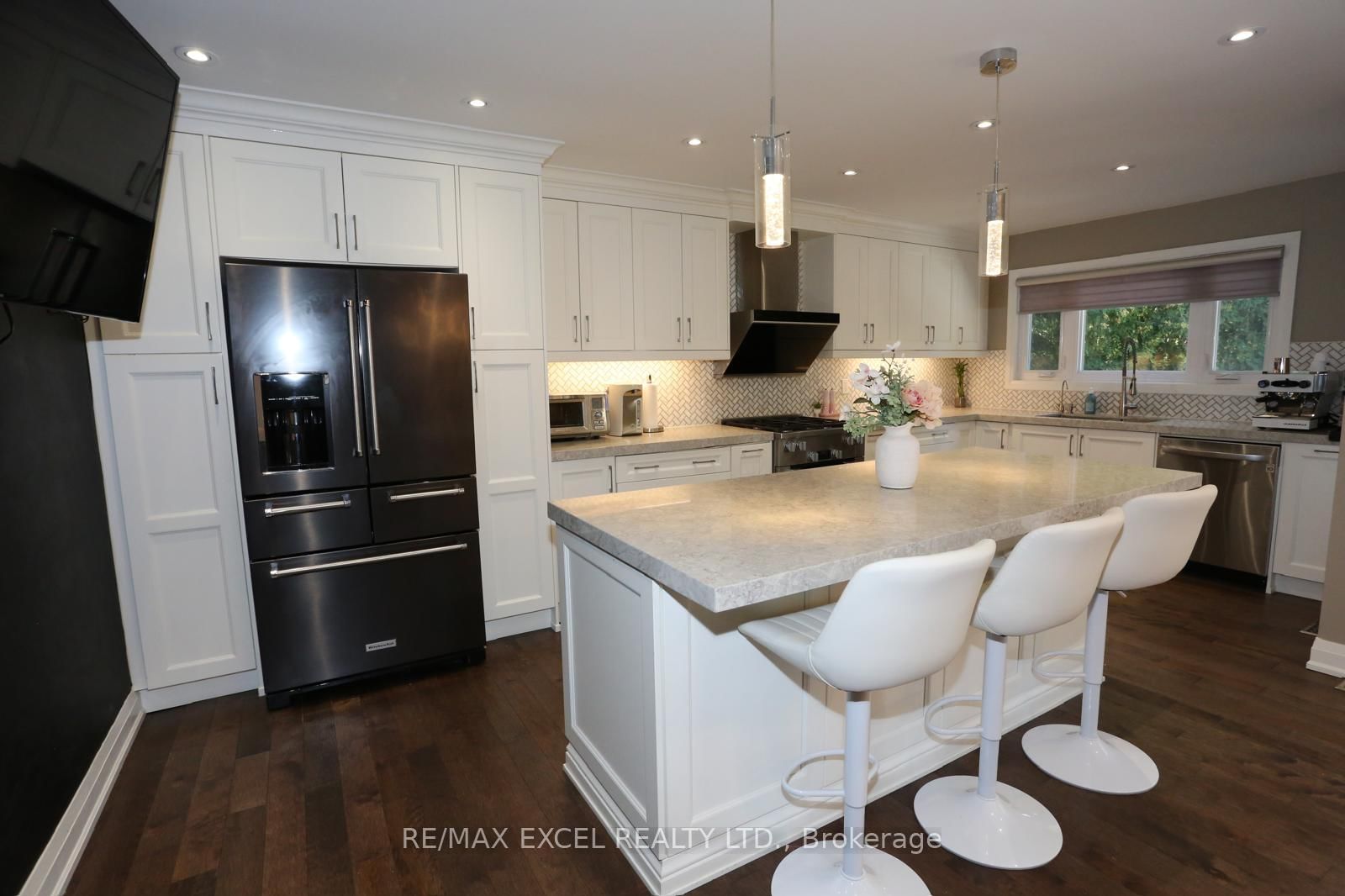 16 Aldenham Crescent • Toronto, ON photo 8