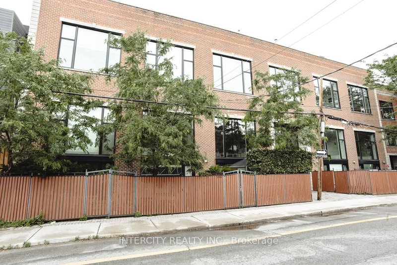 208 - 676 Richmond Street W