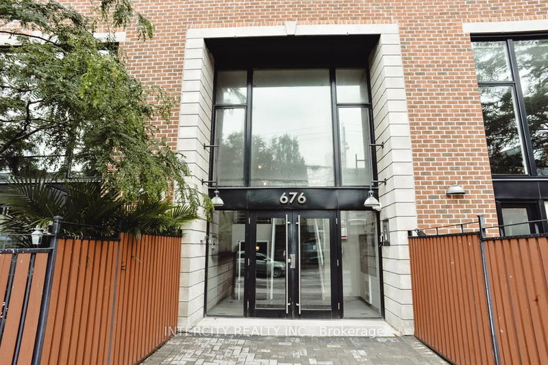 208 - 676 Richmond Street W