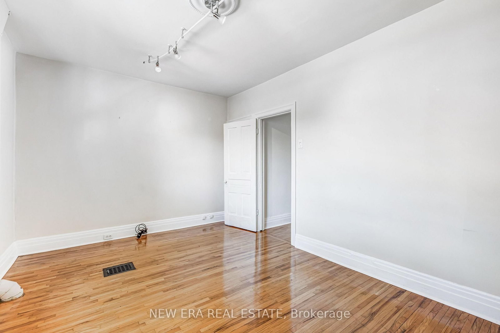 393 Ossington Avenue • Toronto, ON photo 27