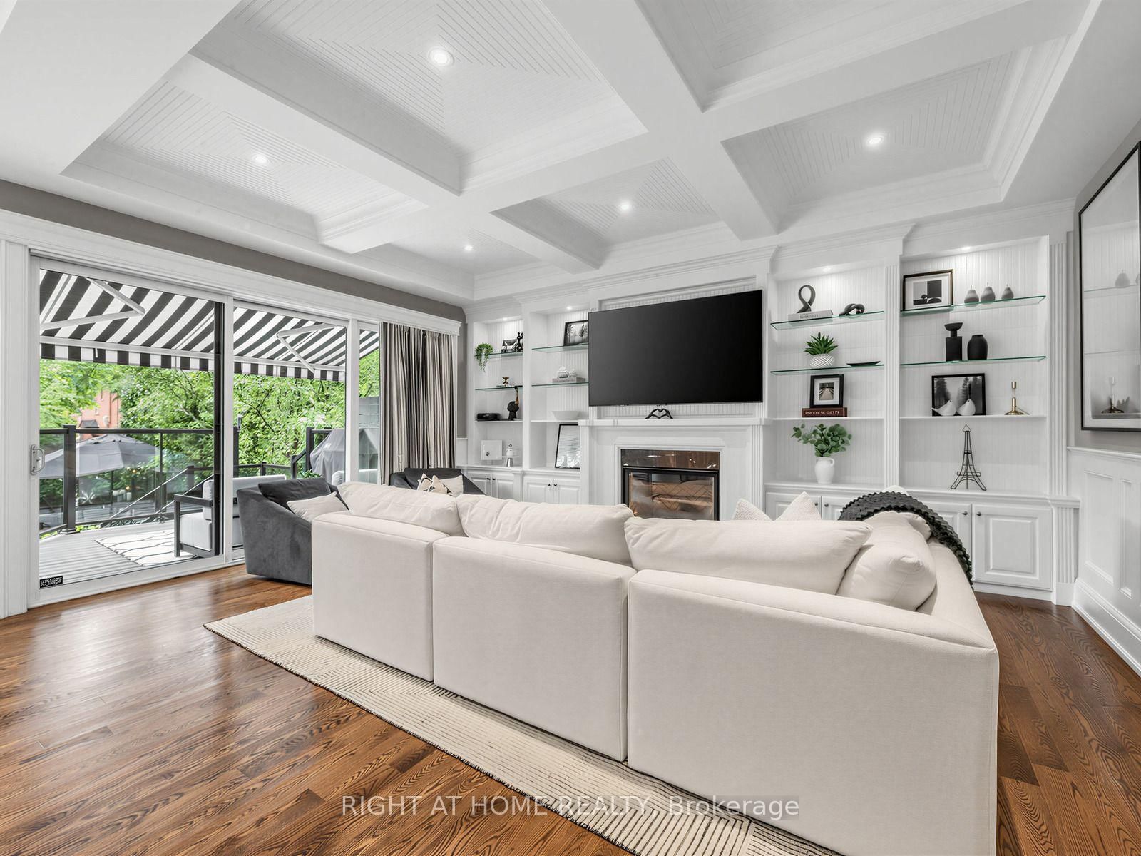 189 Stibbard Avenue • Toronto, ON photo 9