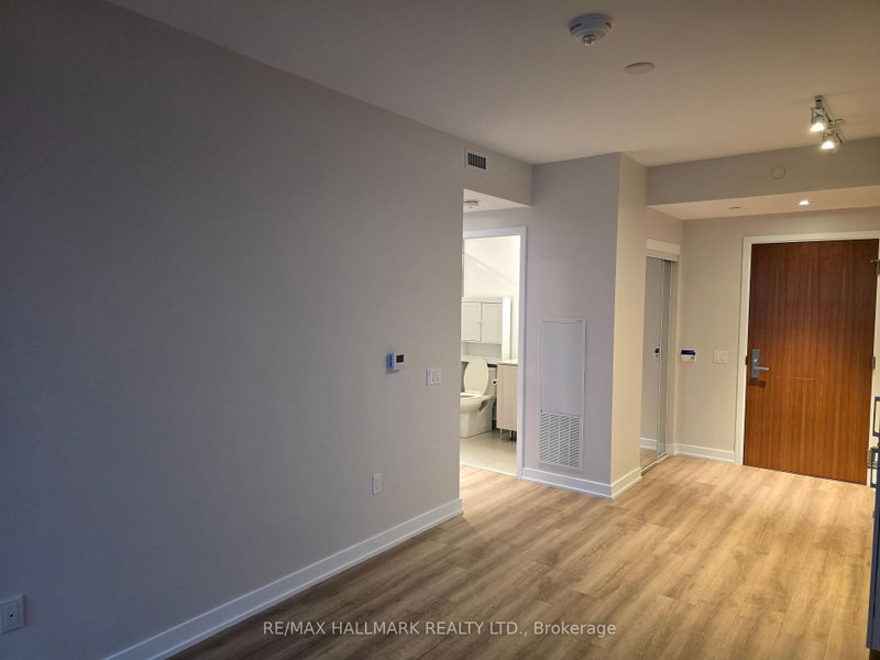 2210 - 15 Queens Quay E