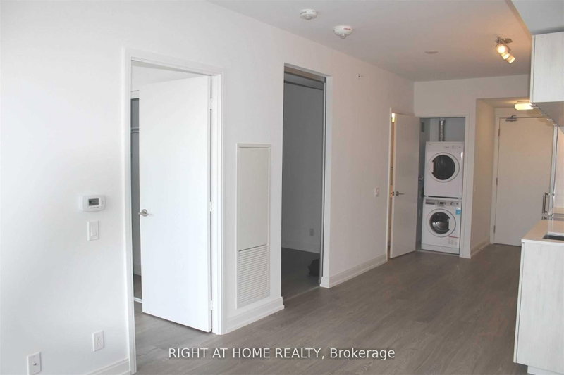 1612 - 181 Dundas Street E