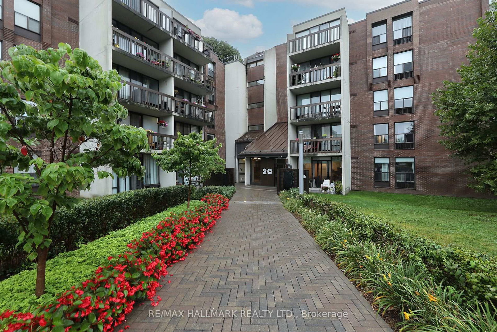 20 Fashion Roseway • #415 • Toronto, ON photo 1