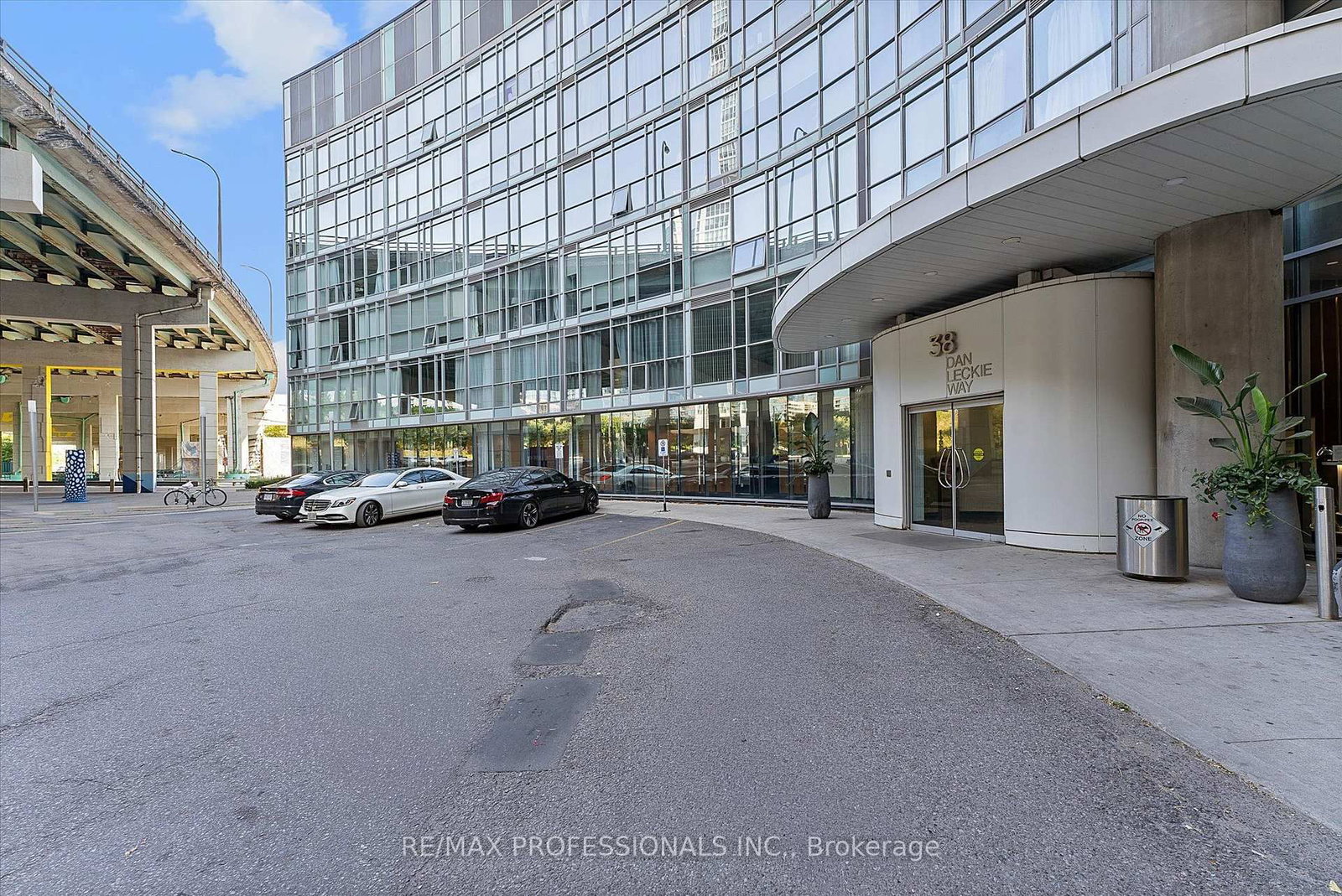 38 Dan Leckie Way • #1605 • Toronto, ON photo 25