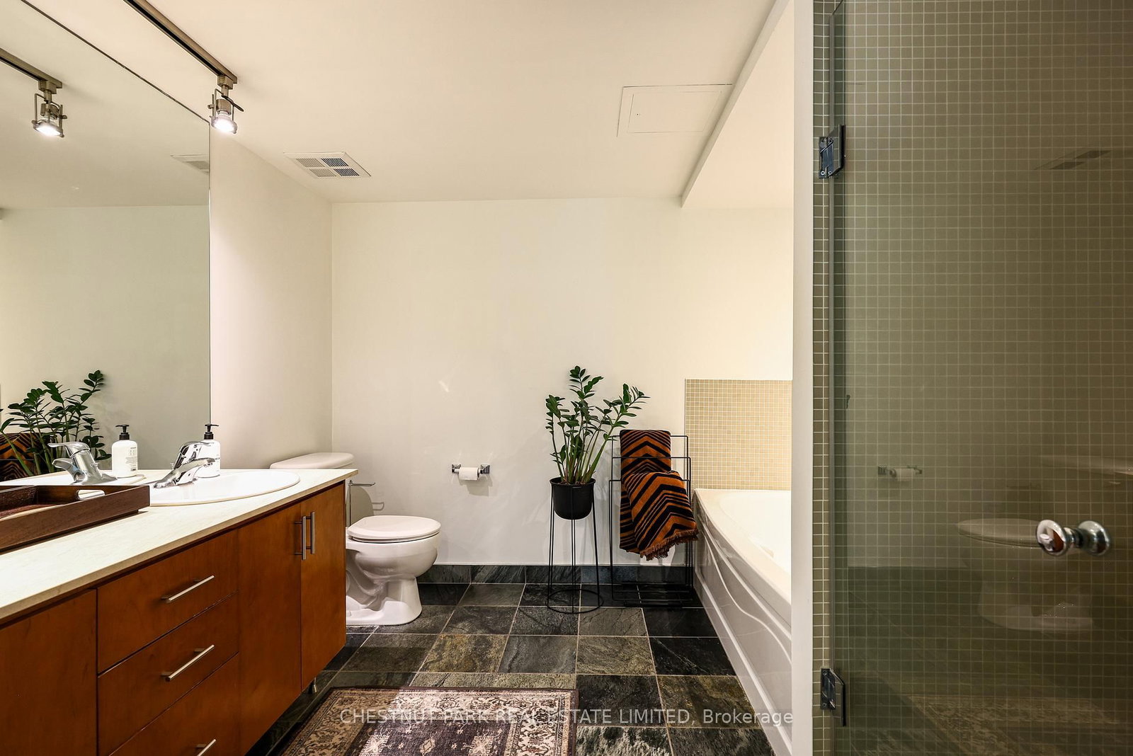 271 Mutual Street • Toronto, ON photo 16