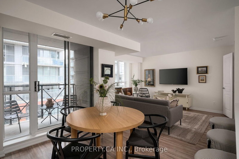#919 - 140 Simcoe Street