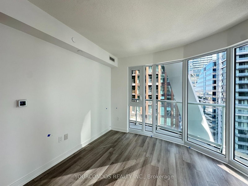 230 SIMCOE St photo 5
