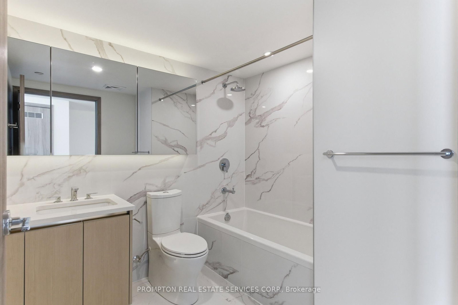 3 Concord Cityplace Way • #7008 • Toronto, ON photo 4