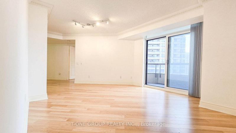 1729 - 15 Northtown Way