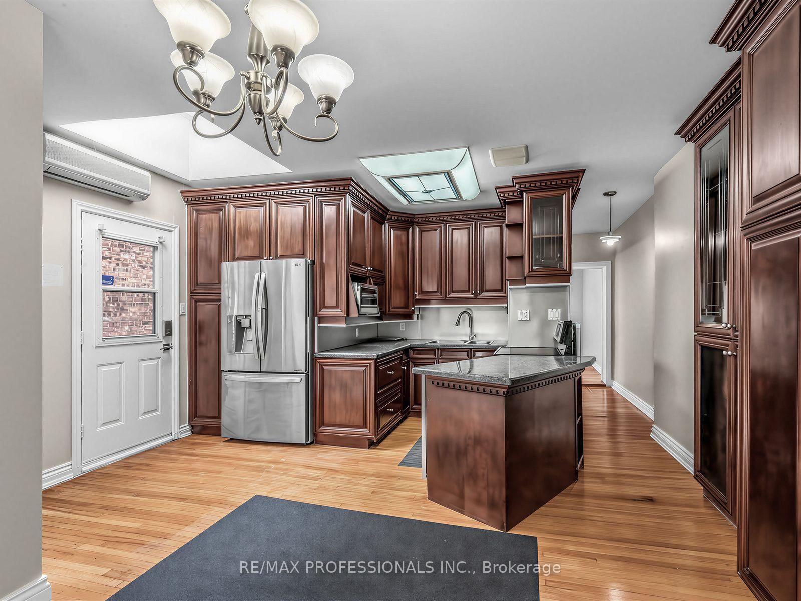 168 Markham Street • Toronto, ON photo 10