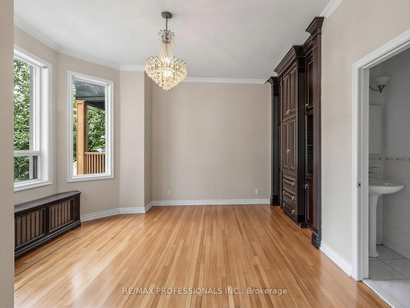 168 Markham St photo 4