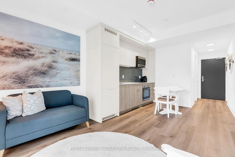 212 - 863 St. Clair Avenue W