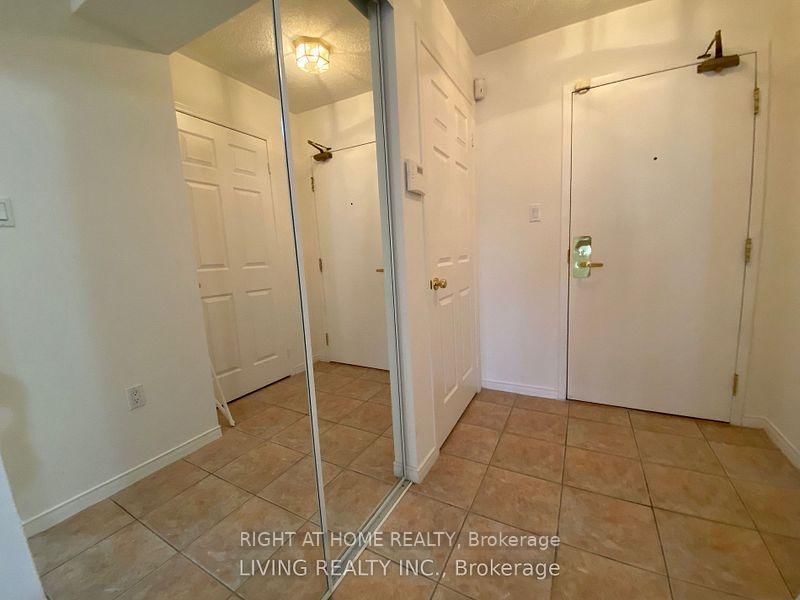 508 - 887 Bay Street