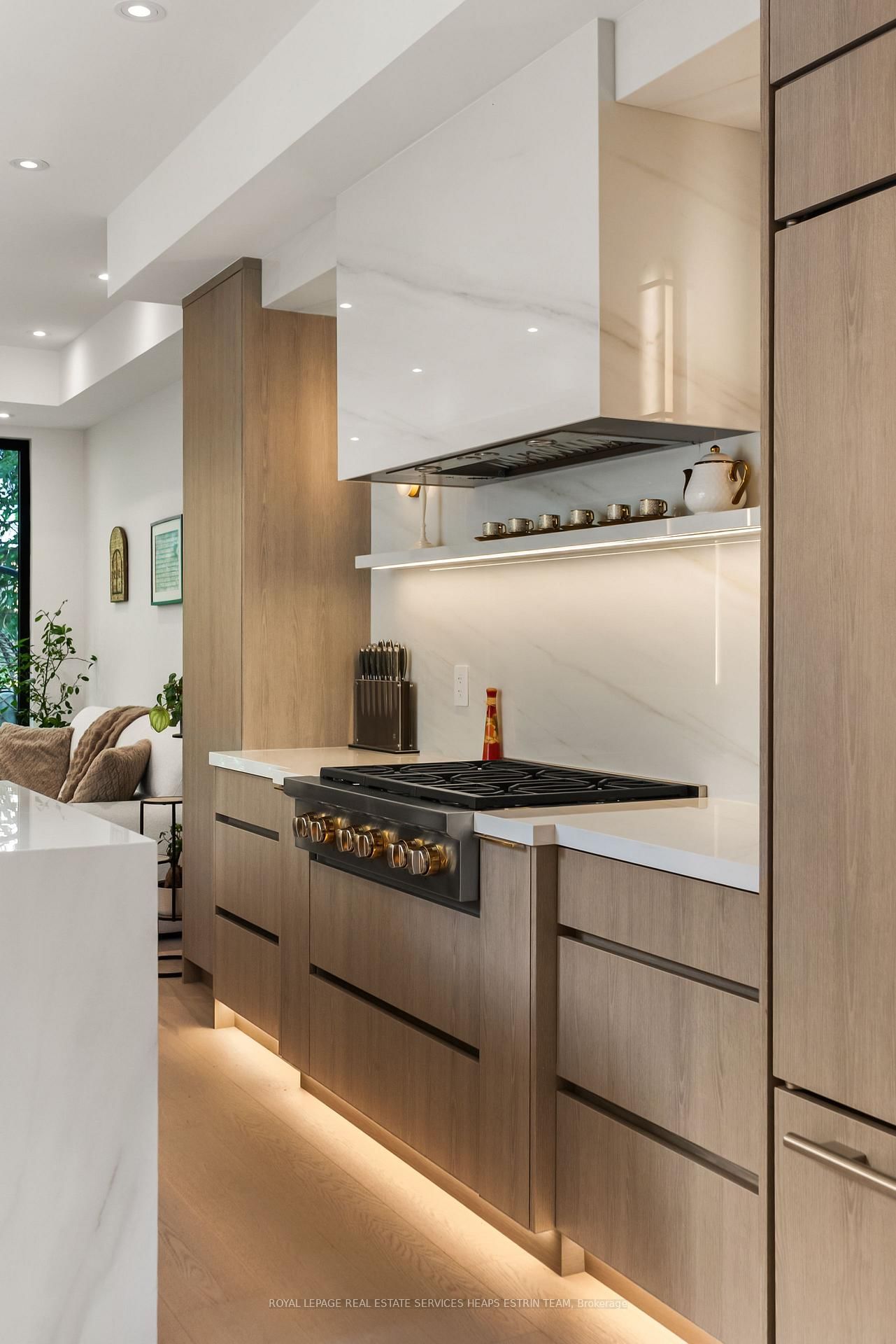 16B Kenrae Road • Toronto, ON photo 9