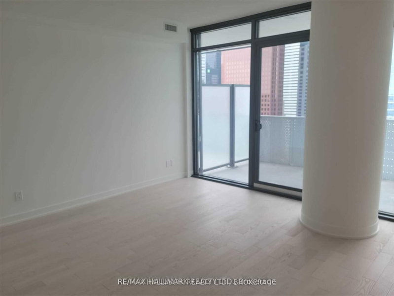 25 Richmond St E photo 5