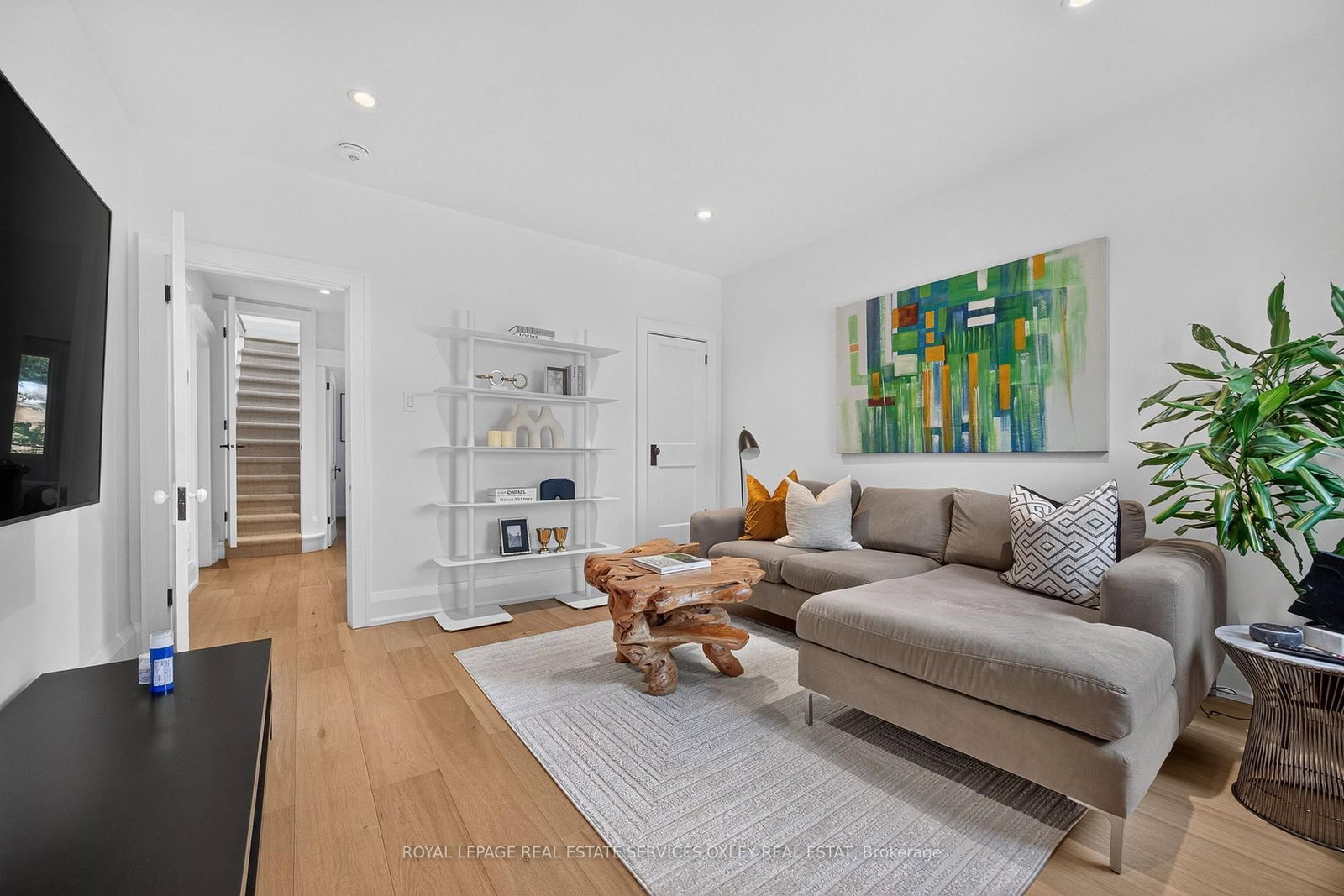 20 Edgewood Crescent • Toronto, ON photo 13